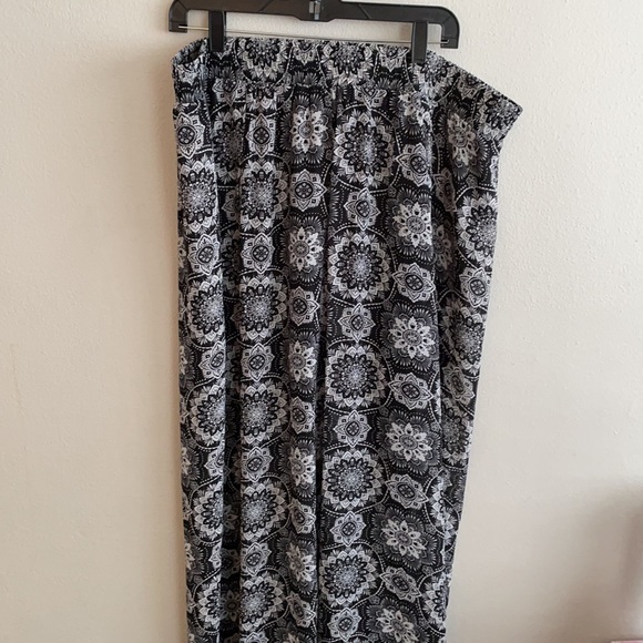 TORRID Medallion Chiffon Side Slit Pants Black White Size 2 2X NWT - Picture 5 of 8